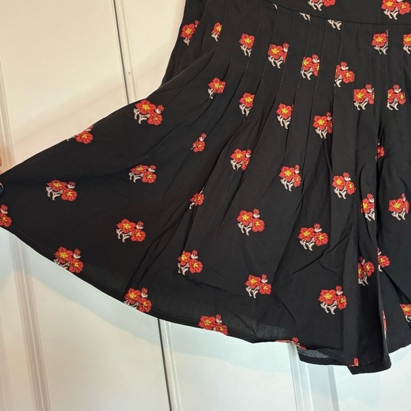 NWT Maeve Anthroplogie Black Floral Pleated Flounce Shorts XS - Picture 4 of 9
